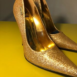 Gold pumps size 5.5 NWT